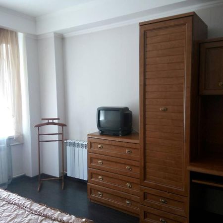 Квартира 2 Комн Рядом И-Т Амосова.Метро Олимпийская 3 Остановки Kiev Exterior foto